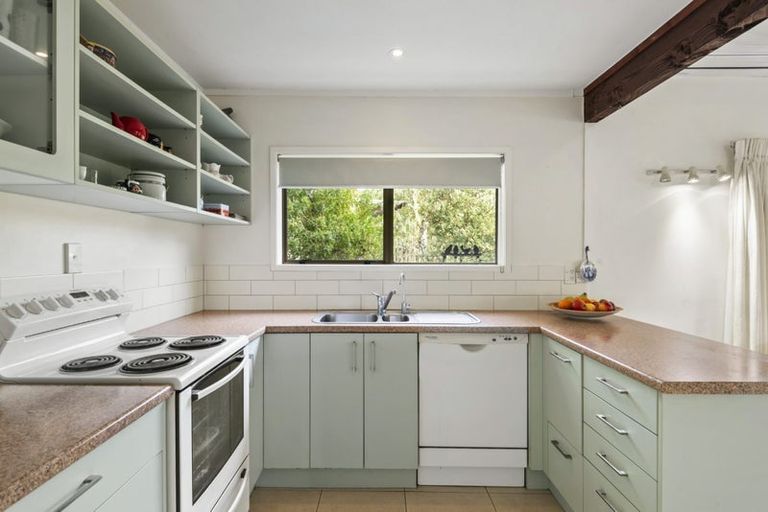 Photo of property in 2/52 Saddleback Rise, Murrays Bay, Auckland, 0630