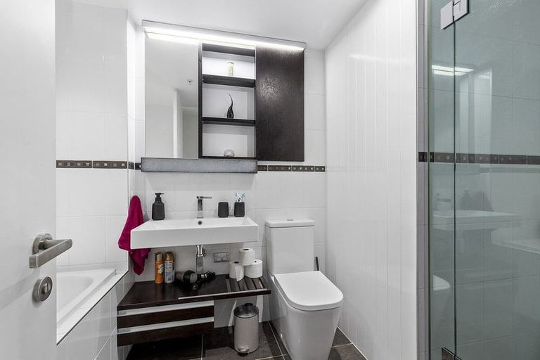 Photo of property in Dune, 2c/138 Oriental Parade, Oriental Bay, Wellington, 6011