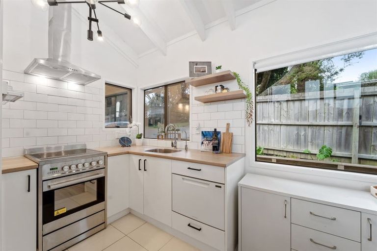 Photo of property in 1/20 Waiau Street, Torbay, Auckland, 0630