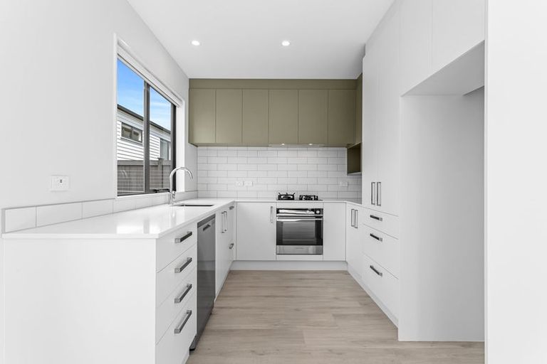 Photo of property in 22 Port Way, Rosehill, Papakura, 2113