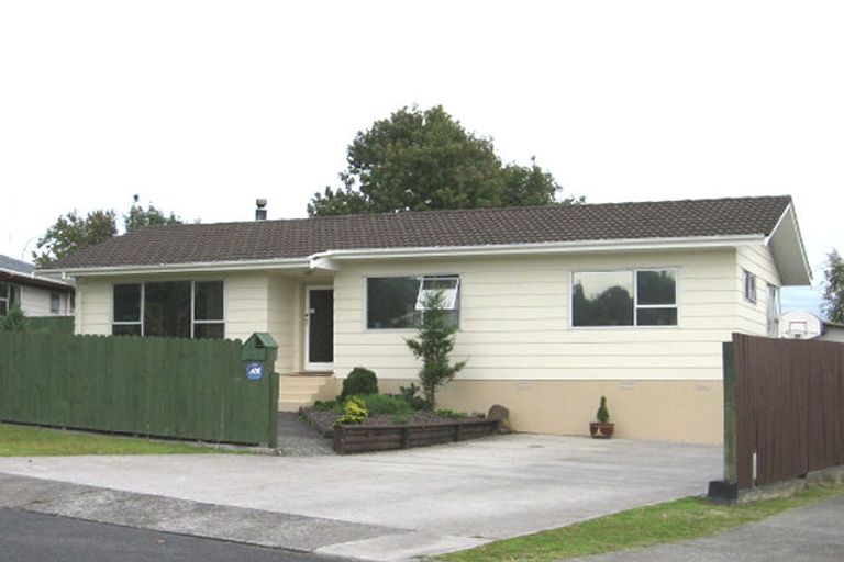 Photo of property in 4 St Margaret Place, West Harbour, Auckland, 0618