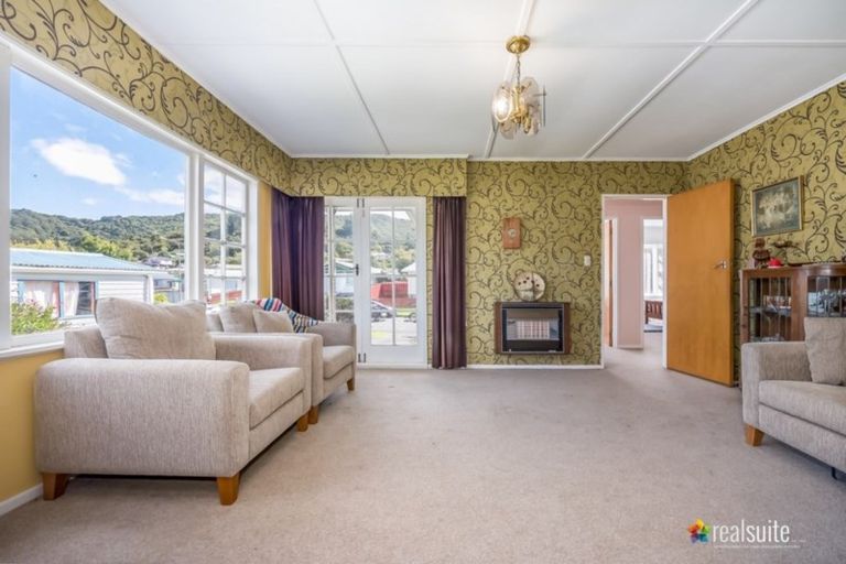Photo of property in 280 Wellington Road, Wainuiomata, Lower Hutt, 5014