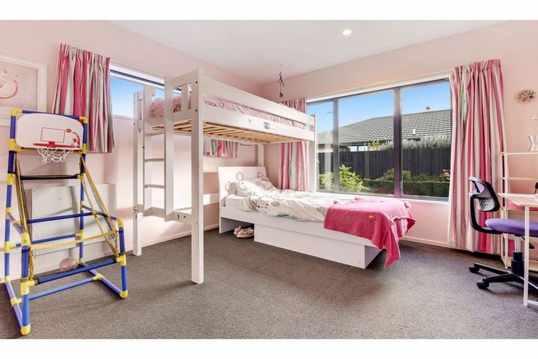 Photo of property in 16 Hampstead Close, Rangiora, 7400