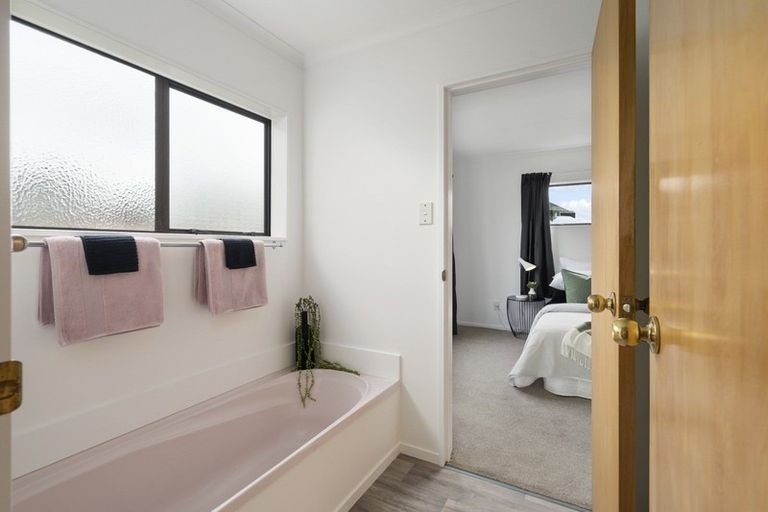 Photo of property in 69 Hillcrest Drive, Kelvin Grove, Palmerston North, 4414