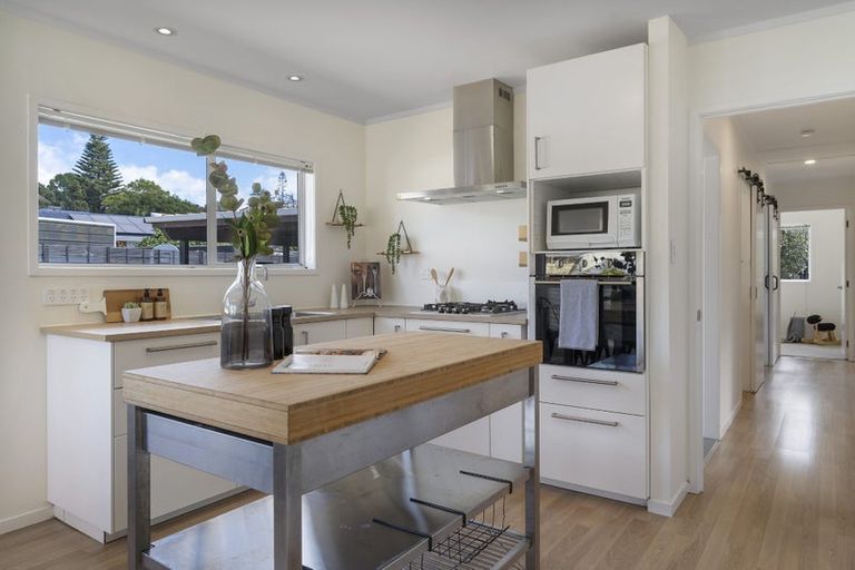 Photo of property in 6 Mannering Place, Hillcrest, Auckland, 0627