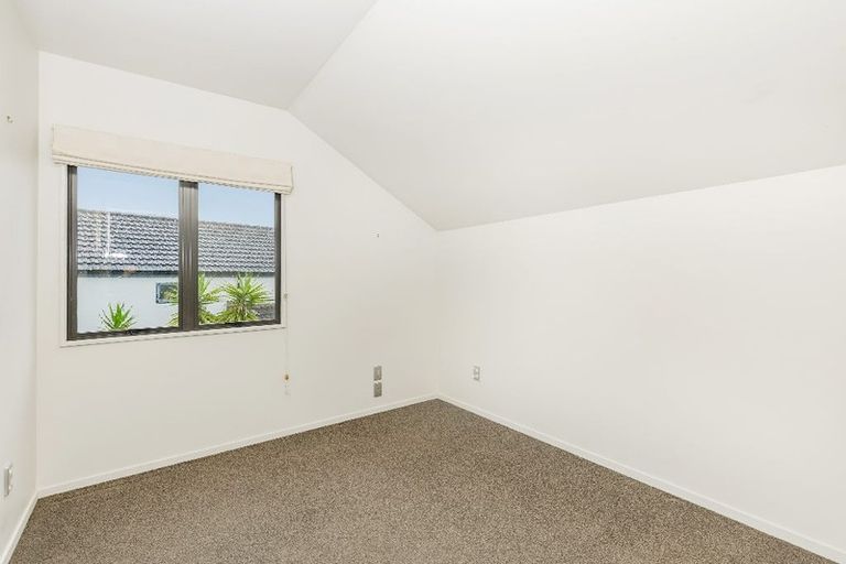 Photo of property in 2/48 Schnapper Rock Road, Schnapper Rock, Auckland, 0632