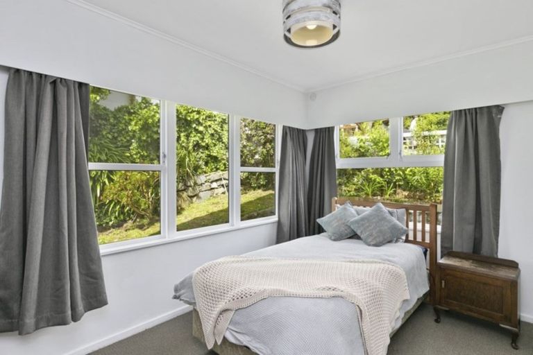 Photo of property in 9 Blandford Way, Newlands, Wellington, 6037