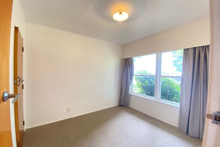 Photo of property in 1/36 Girrahween Drive, Totara Vale, Auckland, 0629