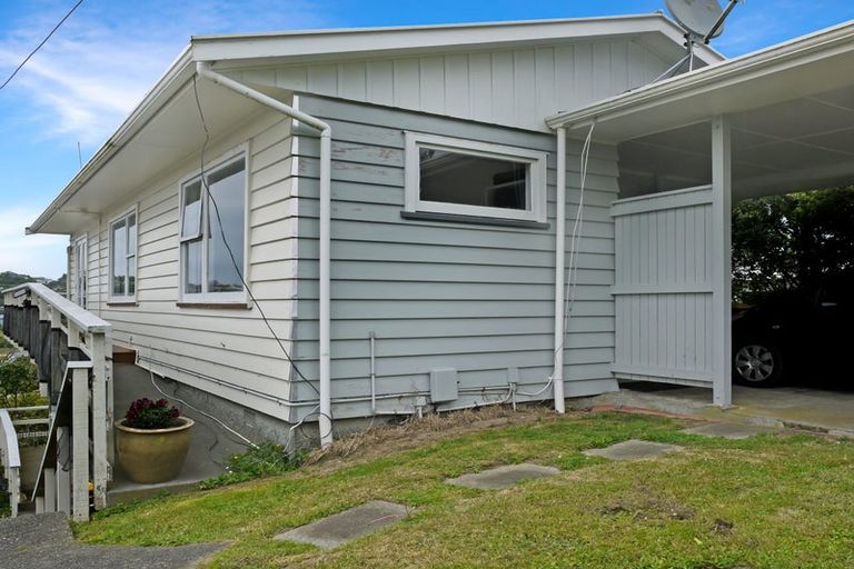 Photo of property in 34 Stewart Drive, Newlands, Wellington, 6037