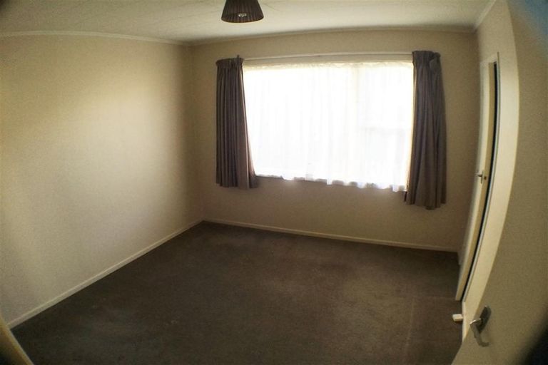 Photo of property in 2 Alder Place, Newlands, Wellington, 6037