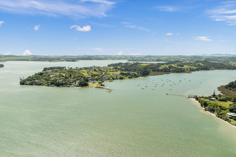 Photo of property in 26 Oxford Street, Whakapirau, 0583