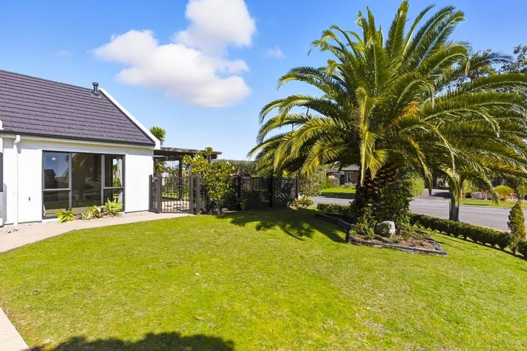 Photo of property in 2 Quadrant Heights, Paraparaumu, 5032