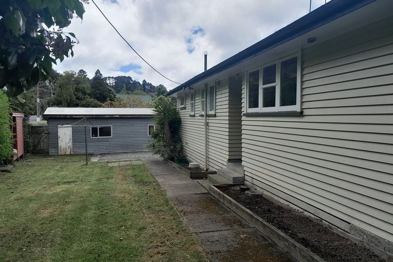 Photo of property in 92 Pinehaven Road, Pinehaven, Upper Hutt, 5019