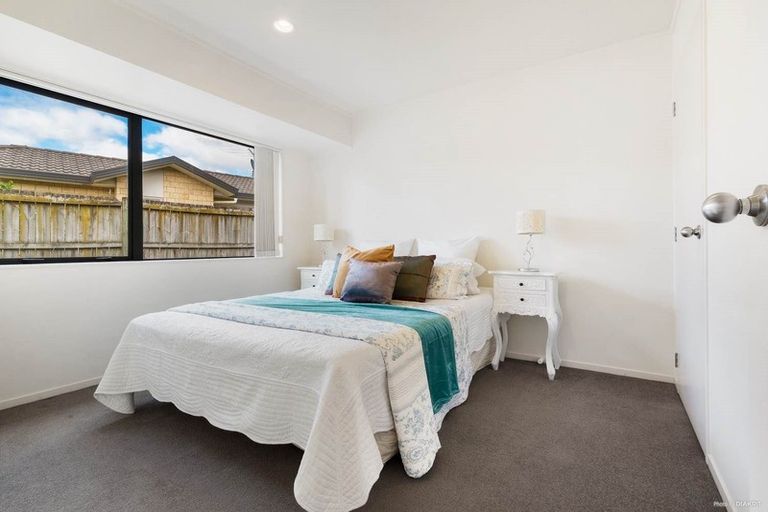 Photo of property in 14 Ballydonegan Rise, East Tamaki, Auckland, 2013