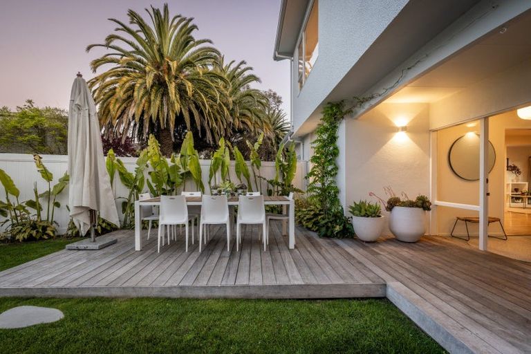 Photo of property in 42 Busby Hill, Havelock North, 4130