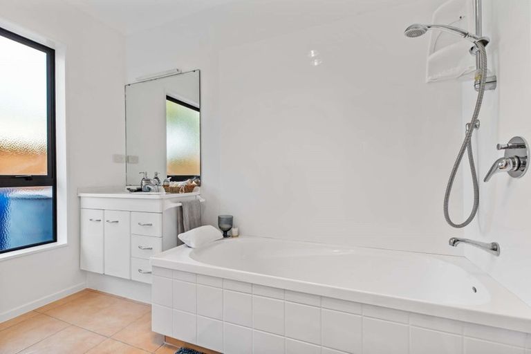 Photo of property in 9 Croftview Road, Wattle Downs, Auckland, 2103