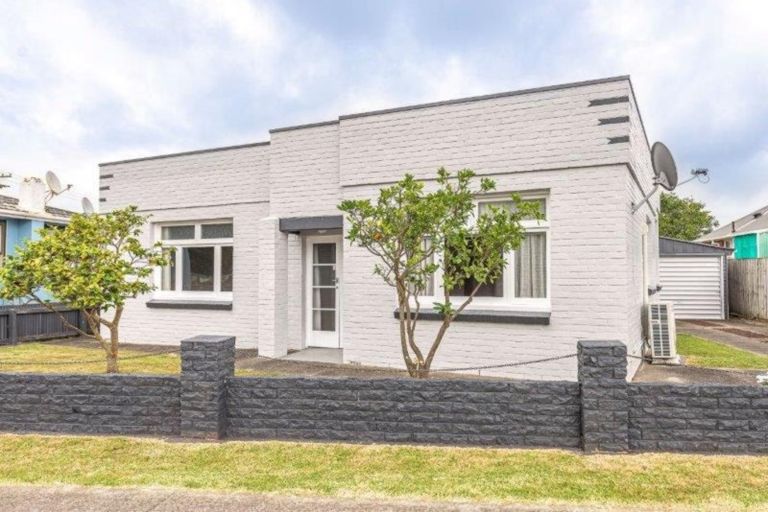 Photo of property in 1 Mahoe Place, Gonville, Whanganui, 4501