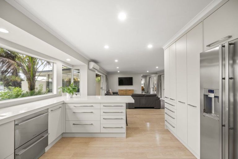 Photo of property in 1 Frank Knight Place, Waiuku, 2123