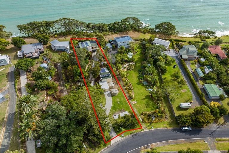 Photo of property in 71 Howard Road, Orere Point, Papakura, 2585