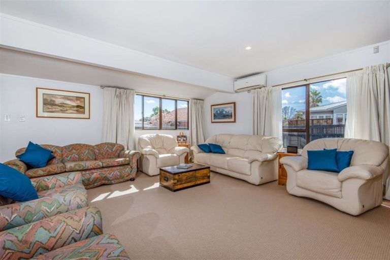 Photo of property in 3a Fraser Road, Narrow Neck, Auckland, 0624