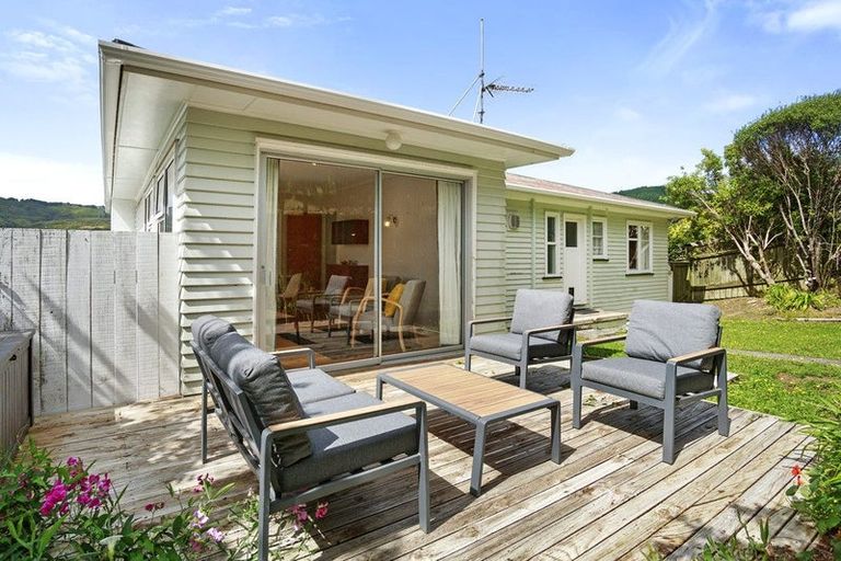 Photo of property in 17 Lane Crescent, Tawa, Wellington, 5028