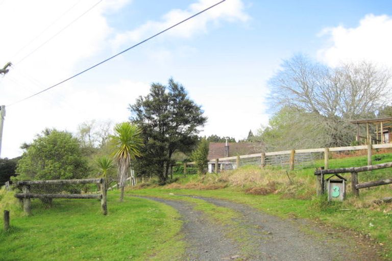 Photo of property in 3 Armour Road, Parau, Auckland, 0604
