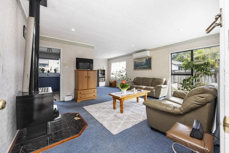 Photo of property in 39 Redlands Grove, Swanson, Auckland, 0612