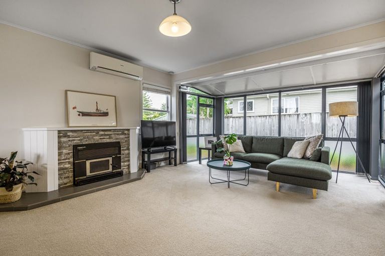 Photo of property in 6 Tauhara Street, Green Bay, Auckland, 0604
