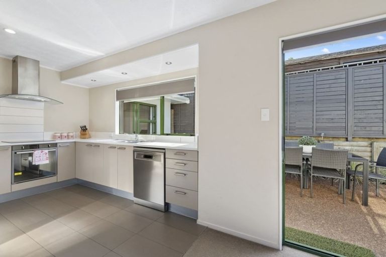 Photo of property in 1/5 Masterton Road, Rothesay Bay, Auckland, 0630