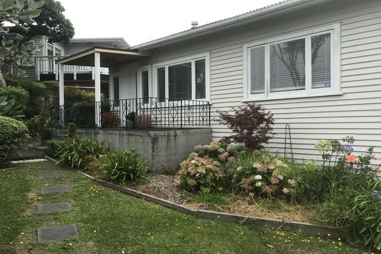 Photo of property in 4 Highland Avenue, Titirangi, Auckland, 0604