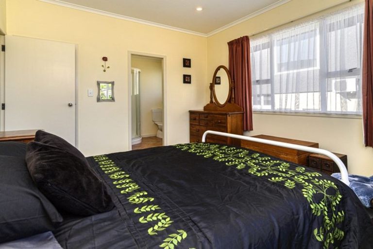 Photo of property in 8 Barrett Street, Westown, New Plymouth, 4310