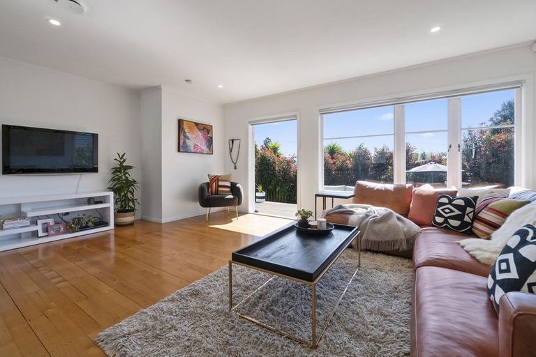 Photo of property in 4 Glenford Lane, Te Atatu Peninsula, Auckland, 0610