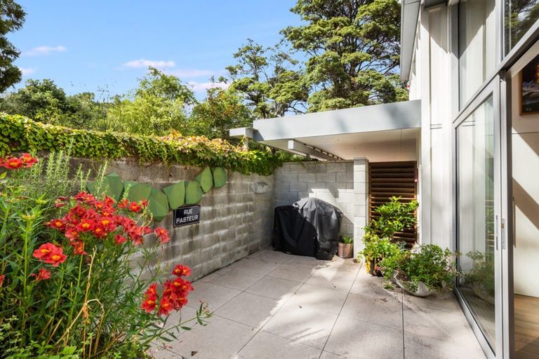 Photo of property in 82 Blue Mountains Road, Pinehaven, Upper Hutt, 5019