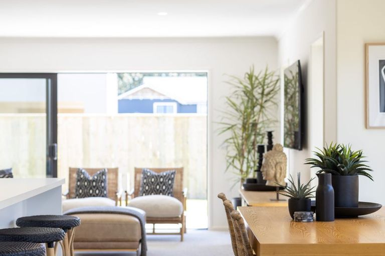 Photo of property in 8 Oakmont Crescent, Waiwhakaiho, New Plymouth, 4312