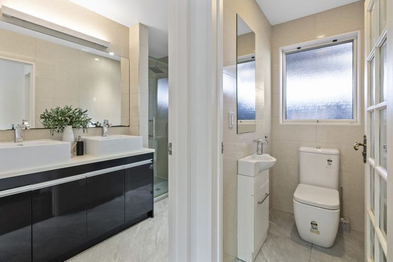 Photo of property in 627a Glenfield Road, Totara Vale, Auckland, 0629