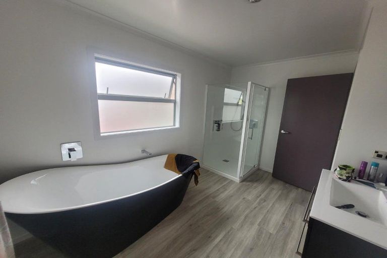 Photo of property in 32 Pioneer Road, Moturoa, New Plymouth, 4310