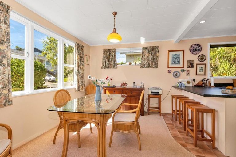 Photo of property in 11 Zande Terrace, Tawa, Wellington, 5028