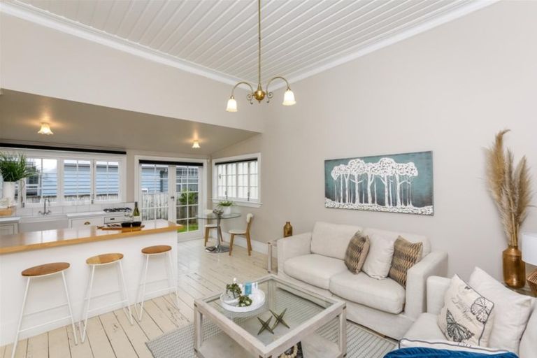 Photo of property in 32 Belt Road, Moturoa, New Plymouth, 4310