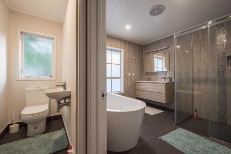 Photo of property in 10 Oakpark Place, West Harbour, Auckland, 0618