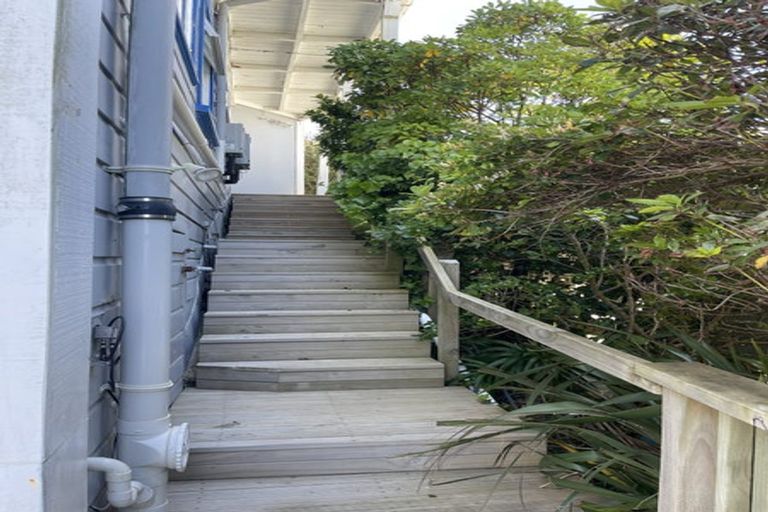 Photo of property in 92 Kelburn Parade, Kelburn, Wellington, 6012