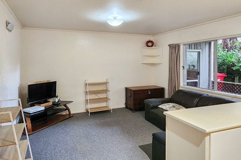 Photo of property in 102 Pinehaven Road, Pinehaven, Upper Hutt, 5019