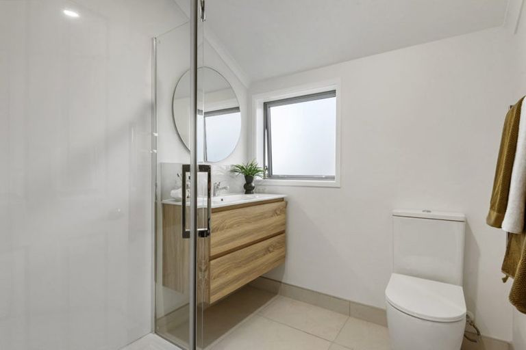 Photo of property in 18 Greenleaf Way, Northcross, Auckland, 0630