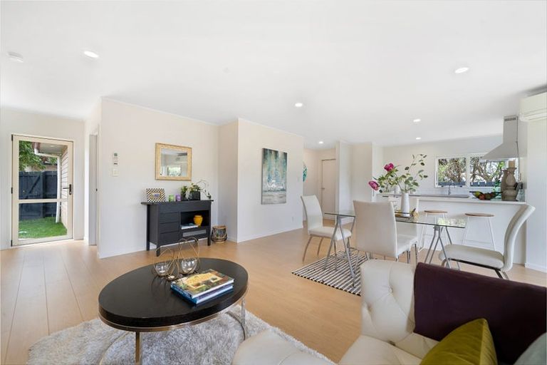 Photo of property in 5 Retreat Drive, Mangere, Auckland, 2022