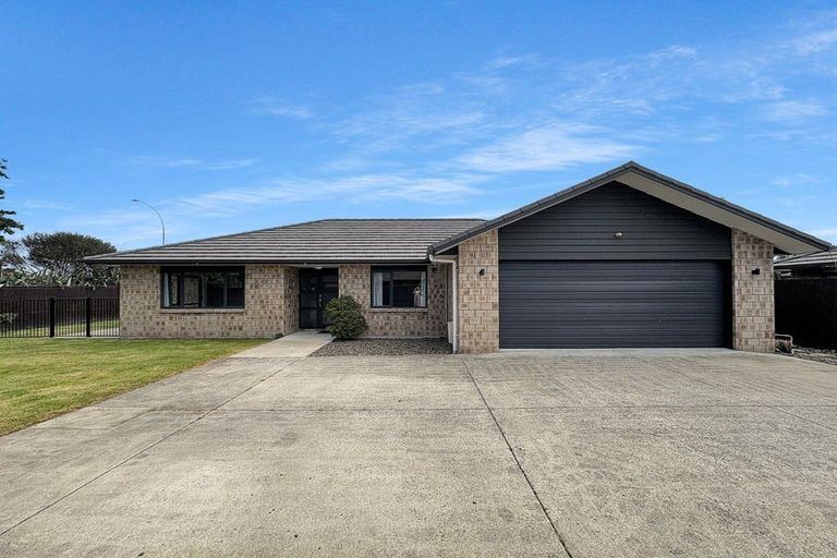 Photo of property in 35 Whitney Place, Rototuna North, Hamilton, 3210