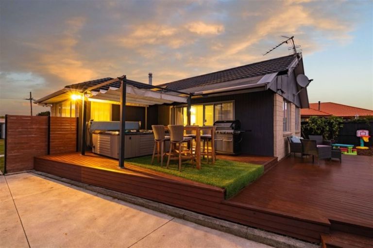 Photo of property in 32 Inwoods Road, Parklands, Christchurch, 8083