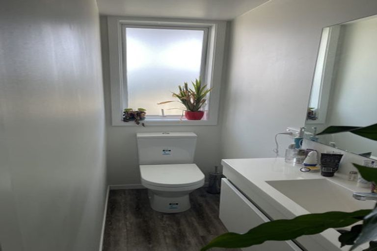 Photo of property in 92 Kelburn Parade, Kelburn, Wellington, 6012