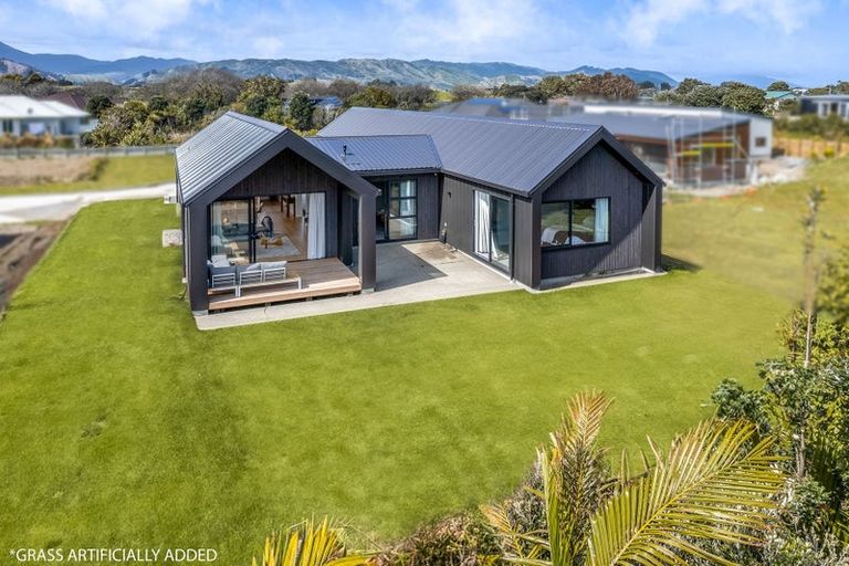 Photo of property in 35 Titoki Road, Waikanae Beach, 5036