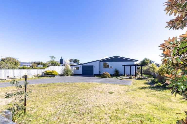 Photo of property in 11 Hadfield Place, Paraparaumu Beach, Paraparaumu, 5032