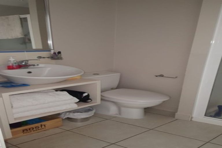 Photo of property in 9e Clearwater Cove, West Harbour, Auckland, 0618