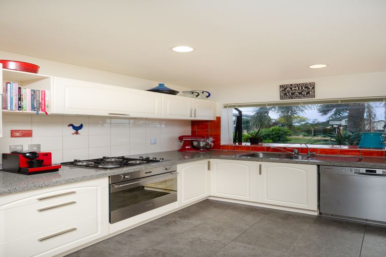 Photo of property in 30 San Bernadino Drive, Henderson, Auckland, 0612